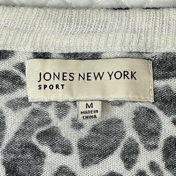 Jones New York B&W Giraffe print 1-button cardigan. Size Med. - Picture 3 of 9